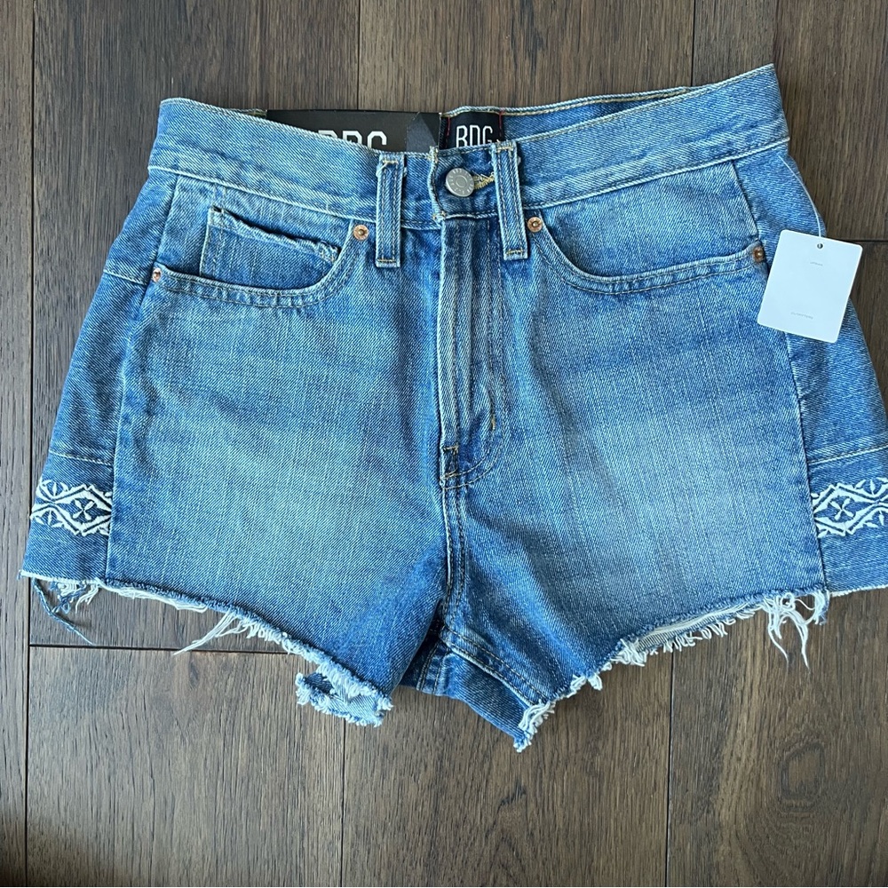 NWT. BDG Urban Outfitters girlfriend high rise Jean shorts, embroidered boho
